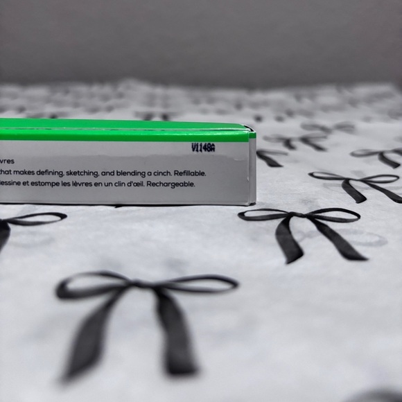 💄 FLYTE.70 — Chiseled Lip™ Lip Shaper in Fame - Picture 5 of 7